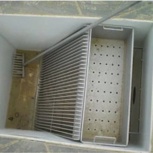 ساده‌ترین و کم‌هزینه‌ترین نوع آشغال‌گیر است. برای تصفیه‌خانه‌های کوچک، ایستگاه‌های پمپاژ، سیستم‌های قدیمی و کانال‌های اضطراری کاربرد دارد.